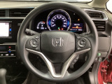 ハンドルにHondaセンシング系のクルーズコントロールやレーンキープアシストなどのスイッチと、オーディオの操作スイッチが装備されています。ハンドルから手を離さず安全に操作できます。