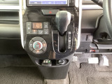 足元スッキリ、インパネシフトです。パーキングブレーキはフットブレーキタイプなので、運転席と助手席の間がスッキリしています。