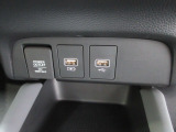 アクセサリーソケットにUSBポートも装備してます。ナビのAV出力や携帯電話の充電などに便利です。