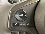 ステアリングスイッチがついていますので、オーディオのチャンネル変更、ボリューム、ジャンル変更が操作可能です。ハンドルから手を離さず安全に操作できます。