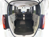 【トランクルーム】セカンドシートを折りたためば、低く広い床面が出現。大きなに荷物も収まります。