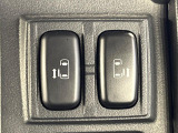 【両側パワースライドドア】スマートキーや運転席のスイッチで後席両側スライドドアの開閉が可能♪電動だから力を入れてドアを開ける必要が無く、小さなお子様でも簡単に開け閉めでき快適です♪