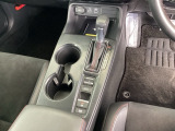 シンプルでとても使いやすいフロアシフトに、パーキングブレーキは電子制御パーキングブレーキです。