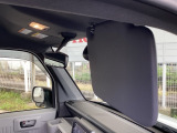 運転席サンバイザーを装備しており、日差しをしっかり遮って視界を確保。快適で安全なドライブをサポートします。