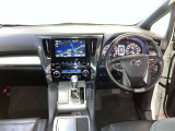 運転席周りのレイアウトをご覧ください。ナビゲーションが綺麗に装着されすっきり収まってますね!