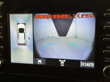 【パノラミックビューモニター】クルマの前後左右に搭載したカメラから取り込んだ画像を合成し、車両を上から見たような画像をディスプレイに表示します。
