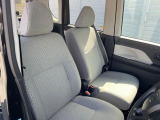 運転席まわりには十分なスペースがあり、大柄な方でもゆったり運転していただける環境です。