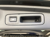パワーテールゲートは高さを記憶できるメモリー機能付き。荷物が多い時もボタンひとつで開閉でき、毎日の使いやすさがぐっと高まります。
