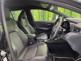 運転席まわりには十分なスペースがあり、大柄な方でもゆったり運転していただける環境です。