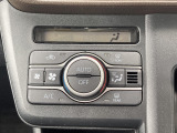 【オートエアコン】一度お好みの温度に設定すれば、車内の温度を検知し風量や温度を自動で調整。暑い&hellip;寒い&hellip;と何度もスイッチ操作をする必要はありません。快適な車内空間には必須の機能ですね♪