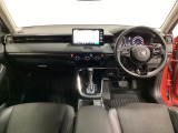 車内は光触媒抗菌消臭施工済です。スタイリッシュなデザインでスポーティなインパネ周りを演出します。グローブボックスやカップホルダーのほかにトレーなどたくさんの収納スペースが付いています。