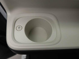 カップホルダーは運転席や助手席からちょうど手の届く位置です!!
