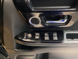 電動格納式リモコンドアミラーと、パワーウィンドウスイッチ等は運転席ドアにあります。