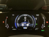 目に優しいオプティトロンメーター。中心のマルチインフォメーションディスプレイは車のさまざまな情報を表示致します。