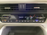 温度の設定のみで快適な風量やモードなどを自動調整してくれるフルオートエアコンを装備!