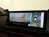 パノラミックビューモニター付きです。車両を上から見たような映像を画面に表示。運転席からの目視だけでは見にくい、車両周辺の状況をリアルタイムでしっかり確認できます。