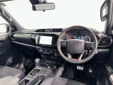 運転席まわりです。 各操作スイッチは使いやすい位置に配置されてます。