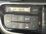【オートエアコン】一度お好みの温度に設定すれば、車内の温度を検知し風量や温度を自動で調整。暑い&hellip;寒い&hellip;と何度もスイッチ操作をする必要はありません。快適な車内空間には必須の機能ですね♪