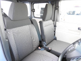 自然な姿勢を保ち、体への負担をやわらげる運転席シート。痛めやすい腰へのサポートも強化しています。シートフレームは乗用車と同等サイズのものを採用し、座り心地にもこだわりました。