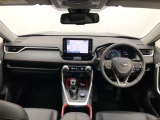 シンプルながら機能性あふれる運転席廻りです。視界性もよく、運転しやすいですよ。