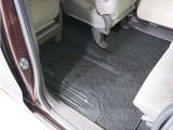 【スーパースライドシート】助手席を後ろへスライドすれば運転席後に座るお子様のお世話を楽に。前にスライドすれば後席にお子様を座らせた後にそのまま運転席に。大きく動く助手席で空間を自在に変化!