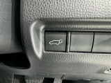 電動式バックドアです。 荷物を持ったままでもボタン一つで自動的に開け閉めできるので便利ですよ。 挟み込み防止機能も付いていますのでお子様の手や荷物を挟み込むのを防いでくれますよ。