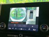【パノラミックビューモニター】専用のカメラにより、上から見下ろしたような視点で360度クルマの周囲を確認することができます☆死角部分も確認しやすく、狭い場所での切り返しや駐車もスムーズに行えます。