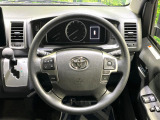 インテリアに合わせたデザインのステアリングは、運転される方のことも考え、運転しやすい形状、大きさです。是非一度、実際に触ってお確かめください。