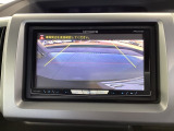 リアカメラ装備、運転に自信のない方でも安心して車庫入れができるリバース連動リアカメラが装着されています。狭い駐車場はもちろん、雨の日や夜間でもストレスなく運転していただけます。