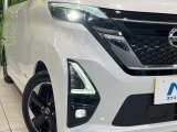 【LEDヘッドライト】悪天候や夜間走行時も良好な視界を確保し安心して運転できる高輝度LEDヘッドライトを装備!点灯速度が早く、消費電力も抑えられています。