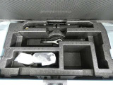 パンク修理剤とエアーポンプのセットです。スペアタイヤは装備していませんが空いたスペースを小物入れとして使用できます
