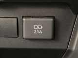 2.1A充電がついています。