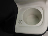 カップホルダーは運転席や助手席からちょうど手の届く位置です!!