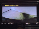 ギヤをR(バック)に入れるとナビ(社外品)の画面に後ろの映像が映るリアカメラ付です。後退時、コンディションが悪い視界でもカラーバックモニターがドライバーをサポートします。