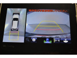 パノラミックビューモニター付きです。 車両を上から見たような映像を画面に表示。 運転席からの目視だけでは見にくい、車両周辺の状況をリアルタイムでしっかり確認できます。