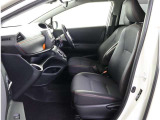高いホールド性で運転姿勢が安定します。長距離ドライブでも疲れにくいのが魅力です。快適なドライビングライフをお送りください♪