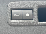 【パワーバックドア】スマートキーや運転席のボタンを押すだけでリアゲートが自動で開閉します!荷物を持っている時や、高い位置にあるバックドアを閉める際に便利な機能です♪