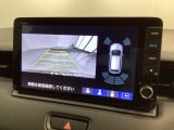 リバースギアに入れるだけで後方の表示へ切り替わります。夜間や雨の日の駐車も楽になりますよ。