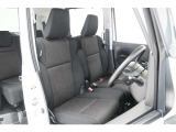 空間を広く使えるベンチシートは快適です。運転席&hArr;助手席の移動が簡単なので狭い駐車場などで役立ちます。