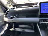 【グローブボックス】大容量のグローブボックスです!!車検証ケース他、日頃使う小物類の収納スペースもたくさんあります!