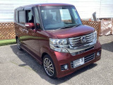自社整備工場で点検整備をおこなってからお渡ししています。車検が残っている場合は『12ヶ月点検整備』を、車検整備付きの場合は『車検整備』をおこないます。整備費用は車両本体価格に含まれています。