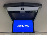 【10.2型フリップダウン】大画面モニターで後席でもエンタメをお楽しみいただけます。家族や友人とお出かけする機会が多い方に大人気です♪