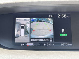 車を上から見ているようなアラウンドビューモニターの映像を画面に映し出すことで、車両周辺の安全確認も一目でできます。小さなお子様や障害物も確認でき、運転のしやすさはもちろん、事故防止にも役立ちます!