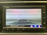 【バックカメラ】運転が苦手な方も車庫入れラクラクです!ギアをリバースに入れれば自動的に切り換わりますので、面倒な操作は不要です♪狭い駐車場もお車を傷つけず安心ですね!