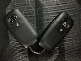 スマートキー機能を有しています!ドアロックの開閉やエンジン始動時にキーをポケットやカバンなどに携帯していればキーを挿さなくてもそのまま手ぶらで可能です!!