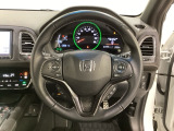 ハンドルにHondaセンシング系のクルーズコントロールやレーンキープアシストなどのスイッチと、オーディオの操作スイッチが装備されています。ハンドルから手を離さず安全に操作できます。