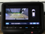 【バックカメラ】シフトを「R」の位置に入れると、自動的に画面がカメラ映像に切り替わり後方の視界をサポートする必須装備です!