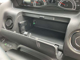 運転席側収納スペースです。