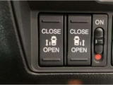 【両側パワースライドドア】両側がパワースライドドアになっており、運転席のスイッチやスマートキーでも開閉が可能です!開口部も広いので乗り降りも楽々♪