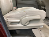シートハイトアジャスターが付いているので運転姿勢を調整するのに便利ですね。身長に合ったシートポジションは安全運転や疲労軽減にもつながります。